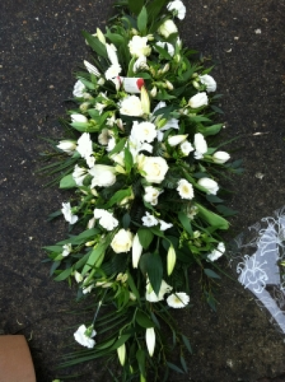 traditional coffin spray - a beautiful spray of flowers in colour of your choice traditional coffin spray - a beautiful spray of flowers in colour of your choice